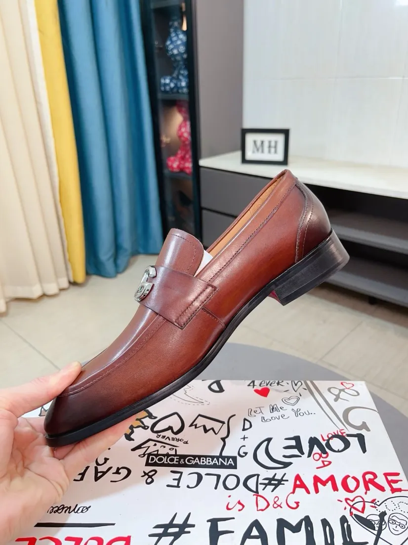 Men's shoes 💰540🌸🌸 [DG Dolce & Gabbana] High-end customized leather shoes. The upper is made of imported calf leather. Original hardware. I believe you will be impressed from the first time you see it. The avant-garde atmosphere can no longer fully interpret its elegance. AAA grade rubber outsole is super comfortable. The original cover last of the counter ensures its original version and quality. The upper is simple and the cowhide lining ensures its comfort and breathability. A pair of truly good shoes has its own unique soul, famous quality, and the first choice for successful people. Regular size 38-44 (45 customized)